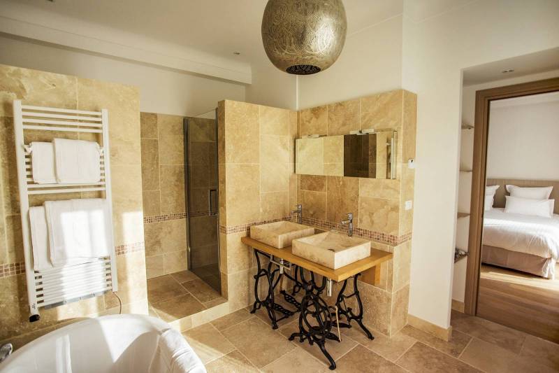 Vasque en travertin pierre marbrière à Annecy en Haute Savoie 74