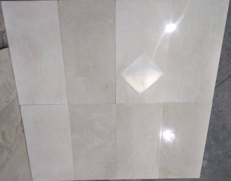 Carrelage en pierre naturelle Marbre Bianco Crema pour salle de bain à Annemasse 74 Haute Savoie