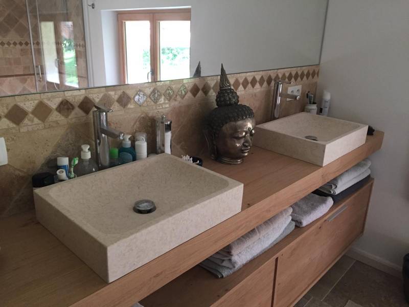 Carrelage en travertin 20x20 avec frise à Zurich Suisse