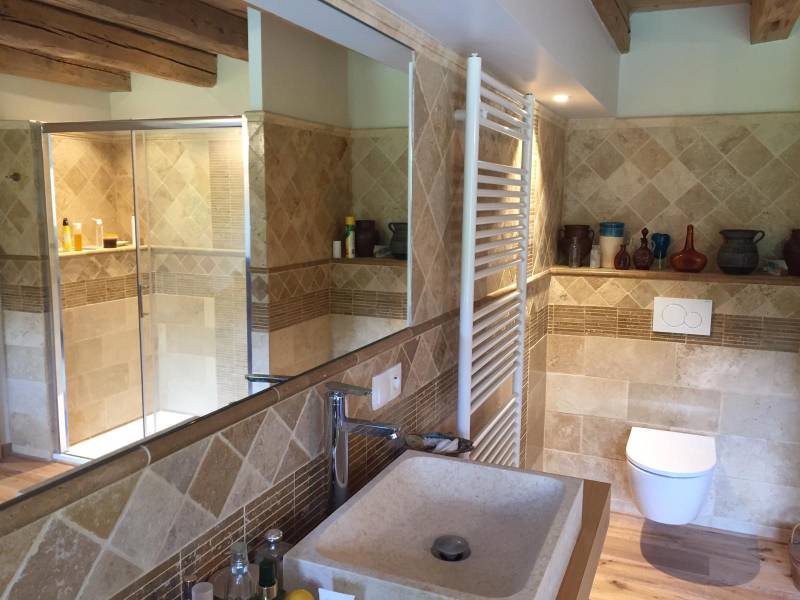 Carrelage en pierre naturelle 20x20 dans une salle de bain à Geneve Suisse