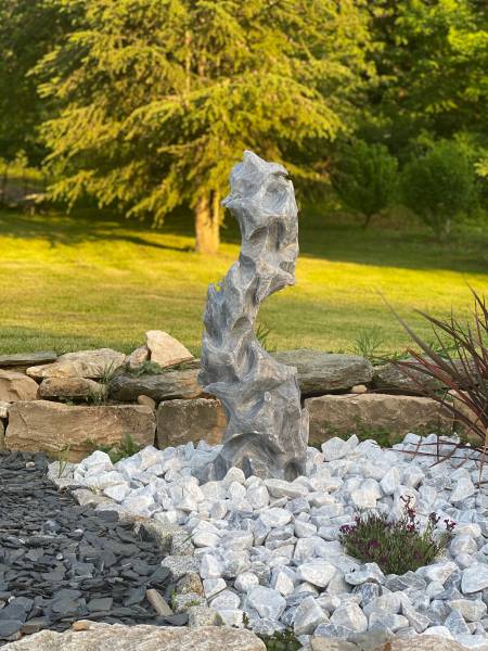 Totem-Monotithe en marbre gris bleuté à Evian 74 Haute Savoie