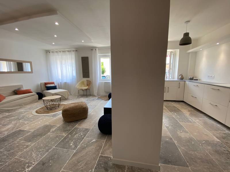 Carrelage en travertin gris clair pour votre salon à Genève Suisse