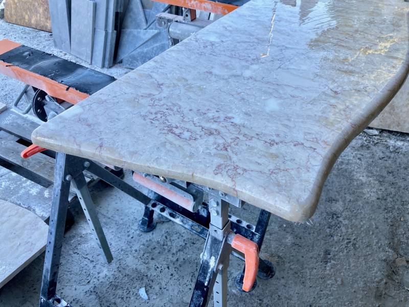 Travail d'une tablette en marbre pour meuble sur Thoiry 01
