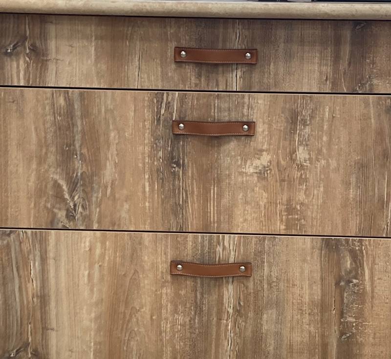 Poignée en cuir sur un meuble de cuisine à Aix les bains Savoie 73