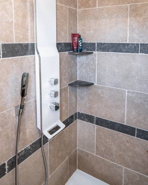 Kairos, marbre calcaire pour vos douches à Viry, 74 Haute Savoie