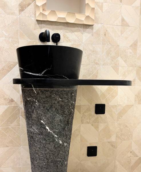 Vasque en marbre Toros Black à Megève 74 Haute Savoie