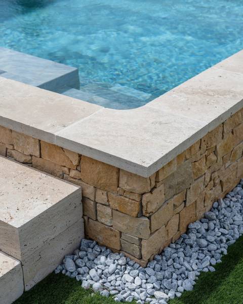 Embellissez votre piscine avec des margelles en pierre naturelle à Divonne les Bains 01  