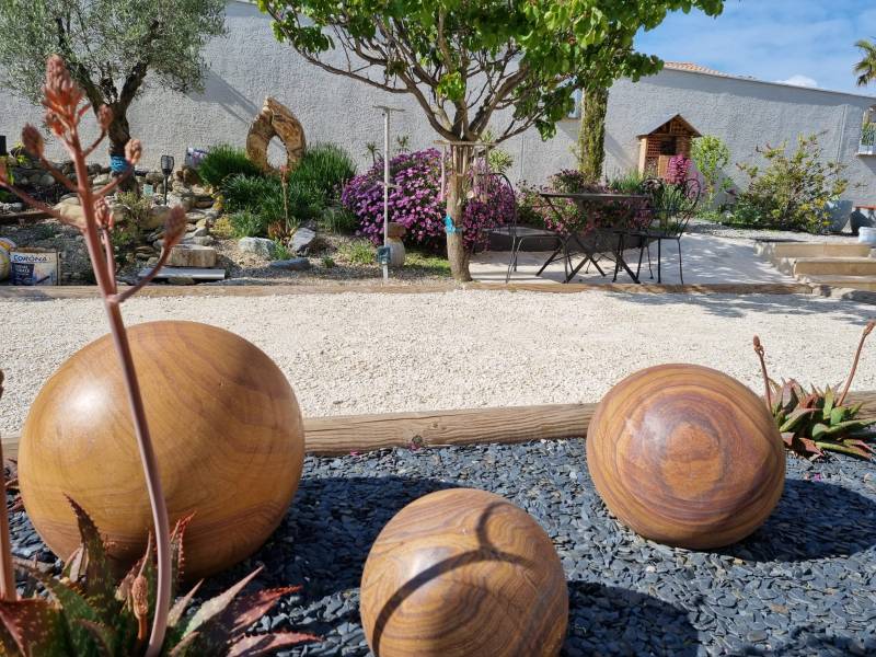 Sphère en pierre marbrière pour le jardin à Annecy 74 Haute Savoie