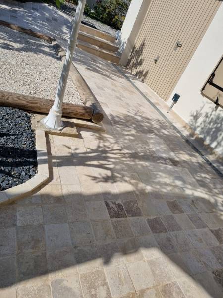 Dallage en pavé de travertin pour allée et terrasse à Annemasse 74 France