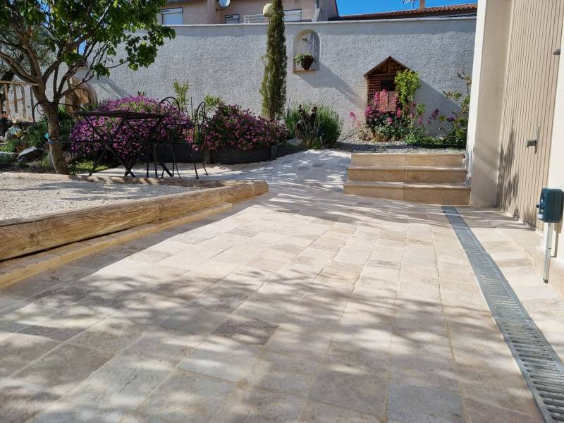 Terrasse en Pavé en travertin beige à Lausanne Suisse
