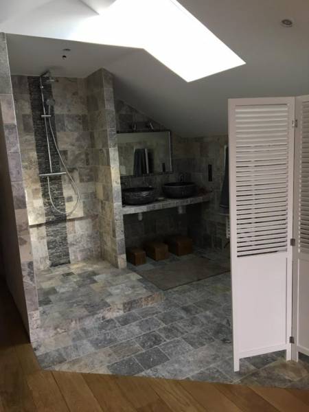 Carrelage en pierre naturelle travertin pour votre salle de bain sur Genève Suisse