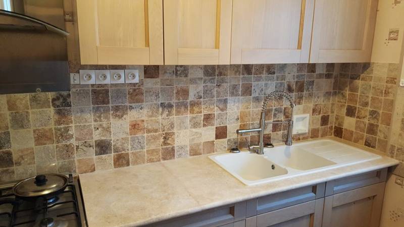 Carrelage 10x10 en pierre naturelle pour crédence de cuisine à Megève 74