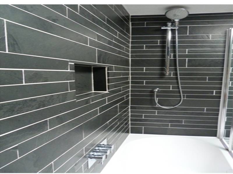 Carrelage en ardoise noire clivée pour embellir votre salle de bain sur Megève 74